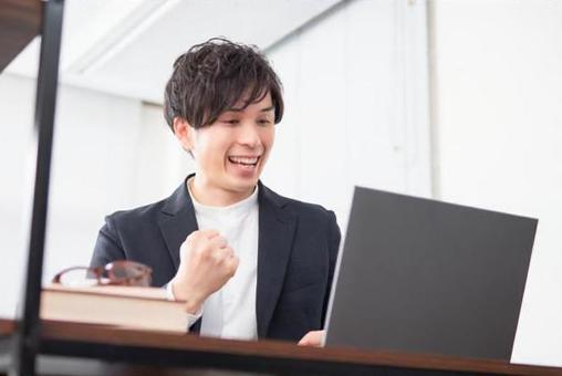 ガッツポーズをする男性
