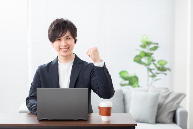 ガッツポーズをする男性